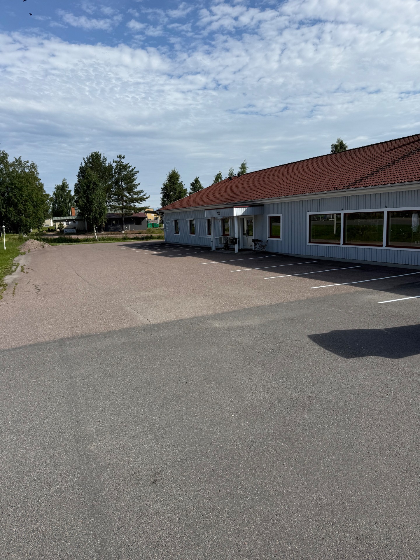 Färdig parkering i Hedemora efter linjemålning – översikt