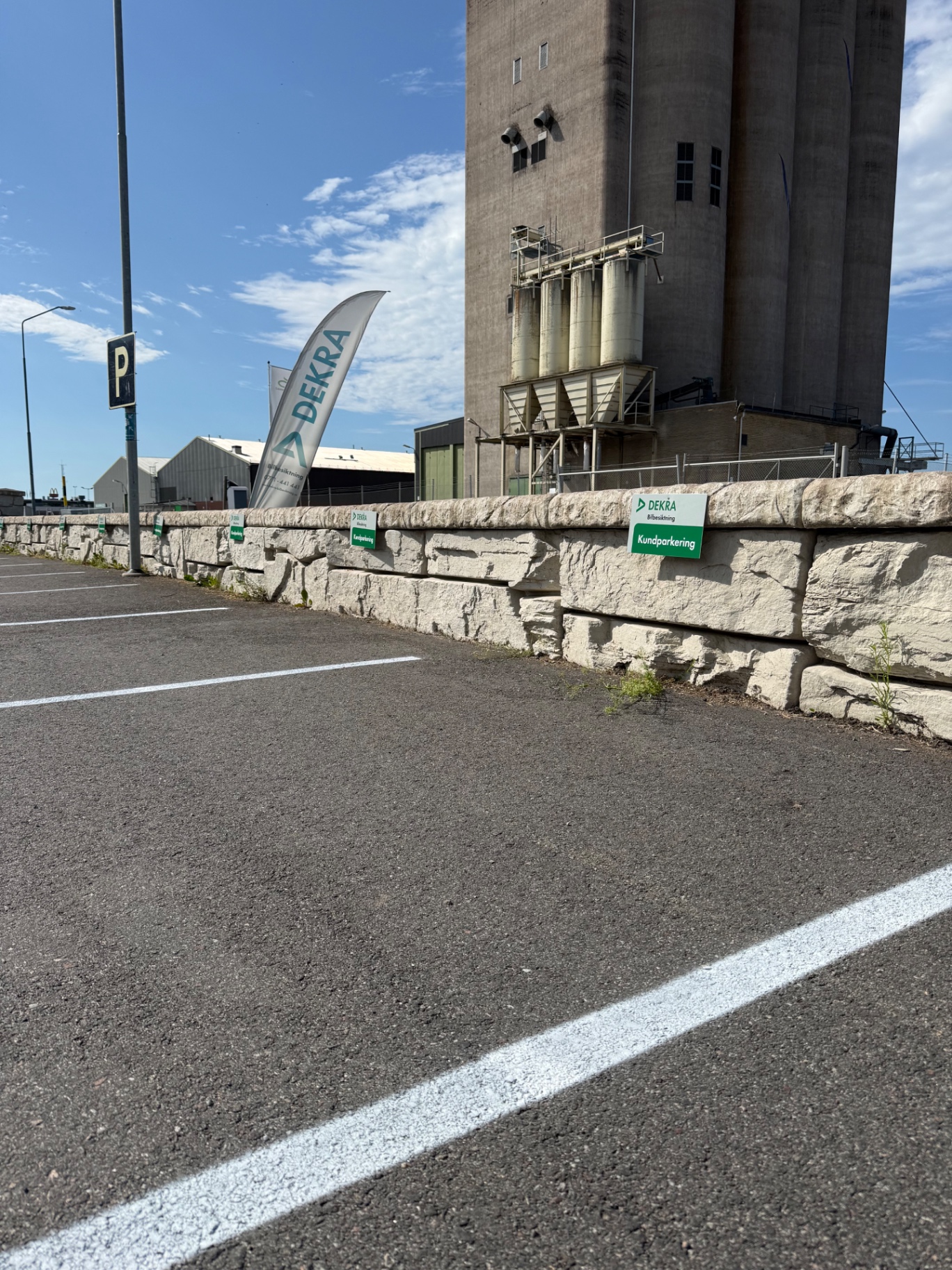 Nymålade parkeringsrutor med vita linjer på svensk parkeringsplats