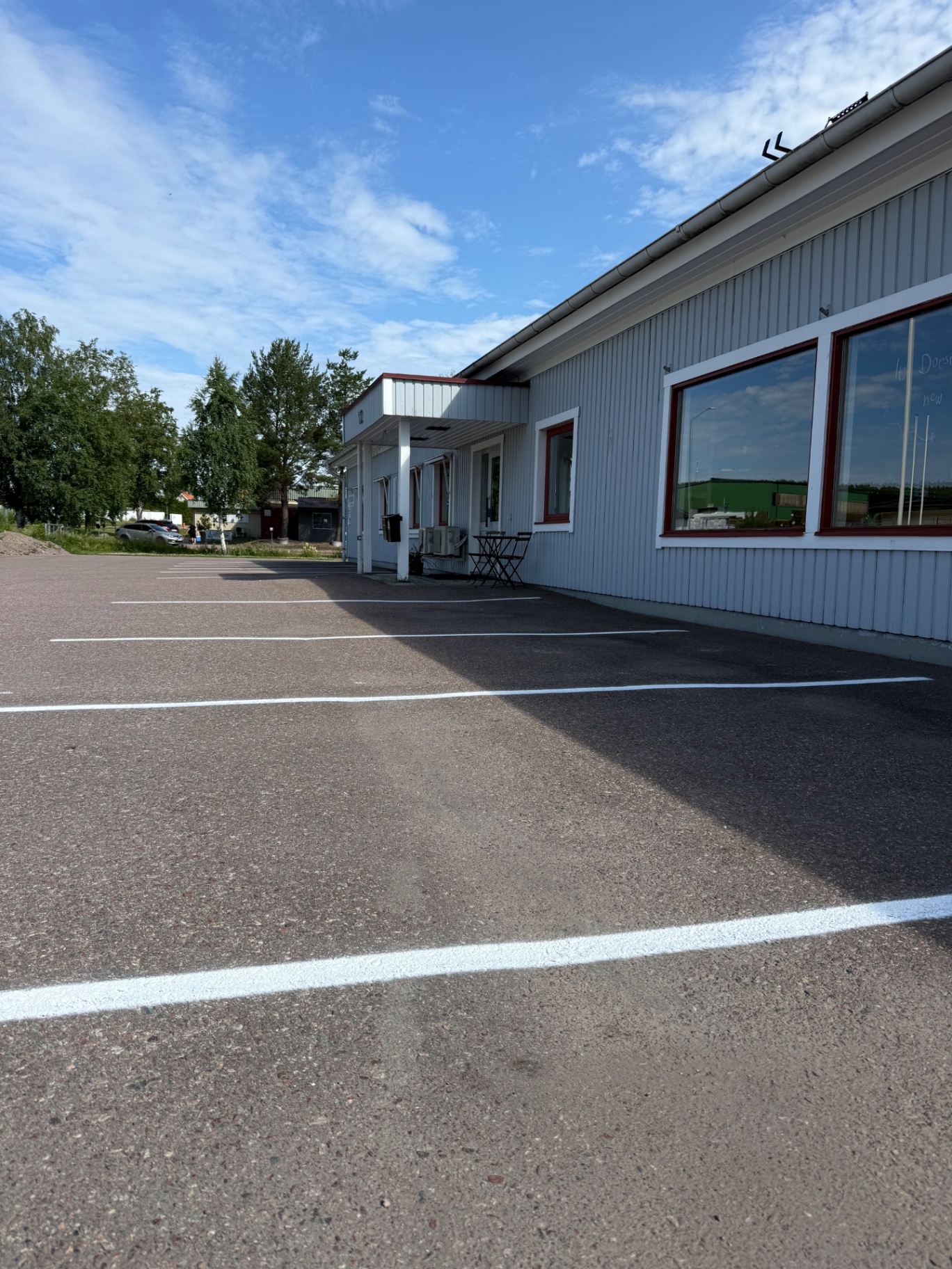 Företagsparkering i Hedemora med nymålade vita parkeringsrutor